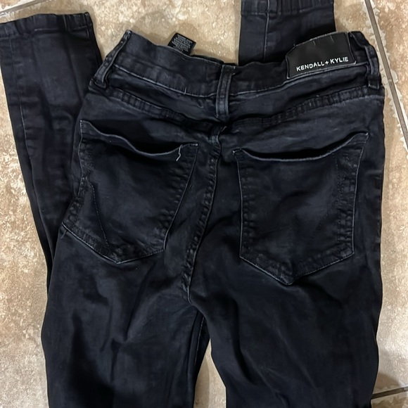 Kendall and Kylie jeans the sky scrappers - Picture 2 of 3